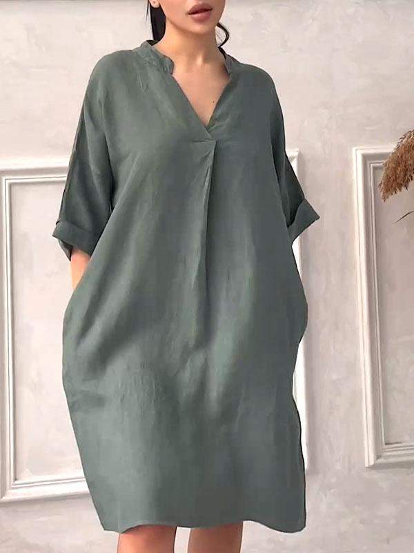 Luźna sukienka plus size z bawełny i lnu z dekoltem w serek Luźna sukienka plus size z bawełny i lnu z dekoltem w serek
