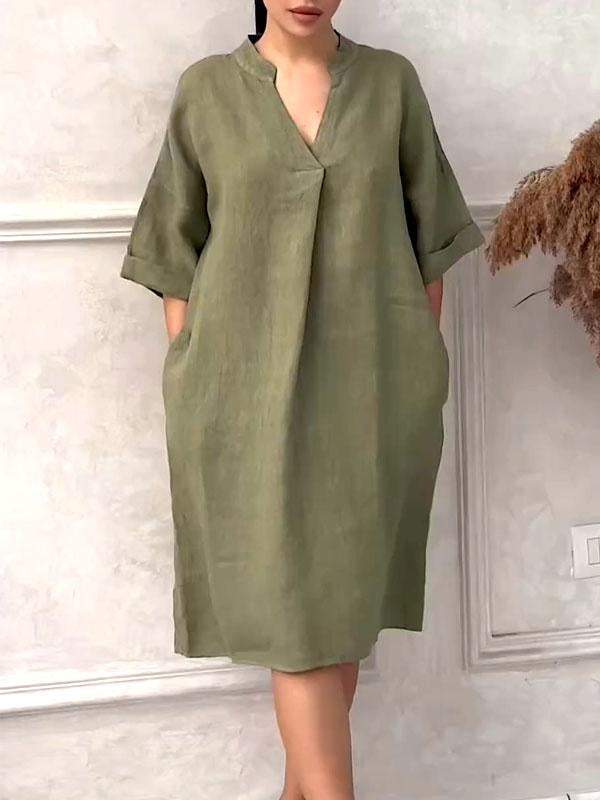 Luźna sukienka plus size z bawełny i lnu z dekoltem w serek Luźna sukienka plus size z bawełny i lnu z dekoltem w serek