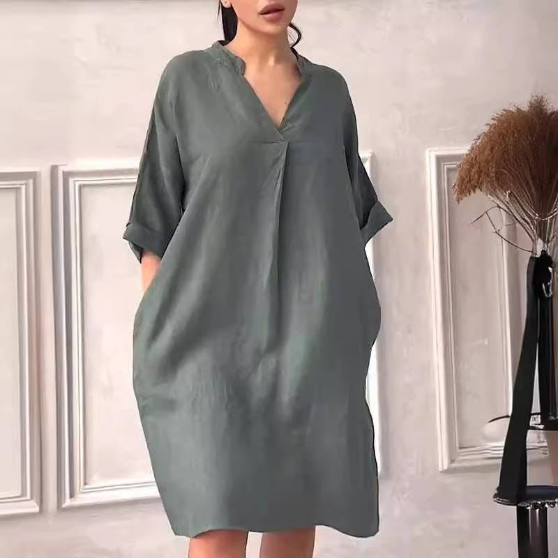 Luźna sukienka plus size z bawełny i lnu z dekoltem w serek Luźna sukienka plus size z bawełny i lnu z dekoltem w serek