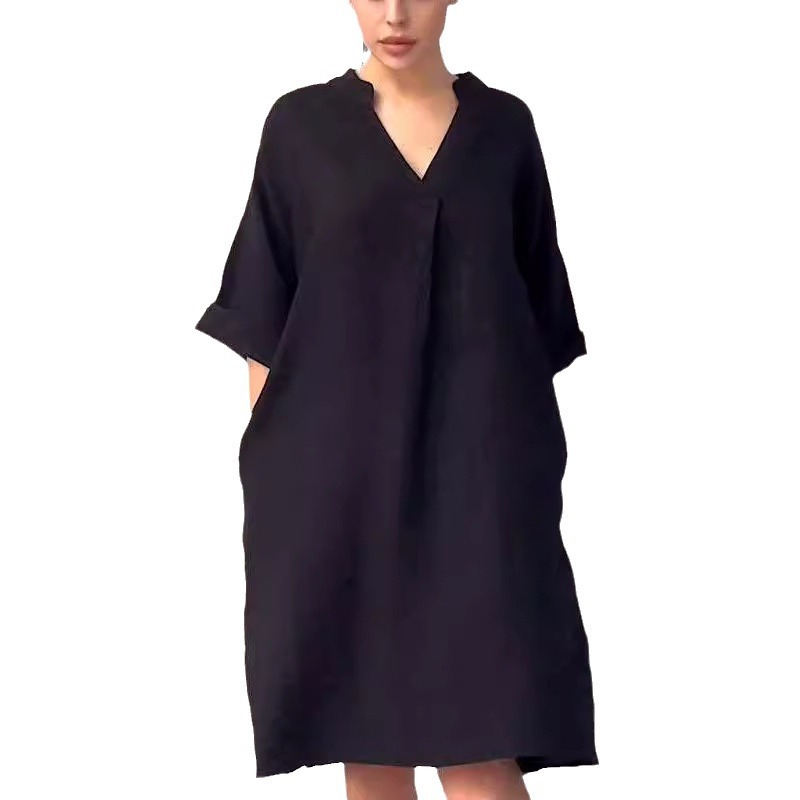 Luźna sukienka plus size z bawełny i lnu z dekoltem w serek Luźna sukienka plus size z bawełny i lnu z dekoltem w serek