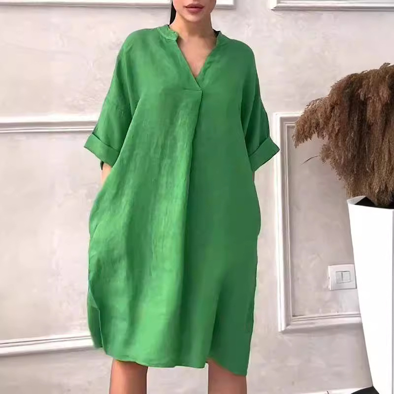 Luźna sukienka plus size z bawełny i lnu z dekoltem w serek Luźna sukienka plus size z bawełny i lnu z dekoltem w serek